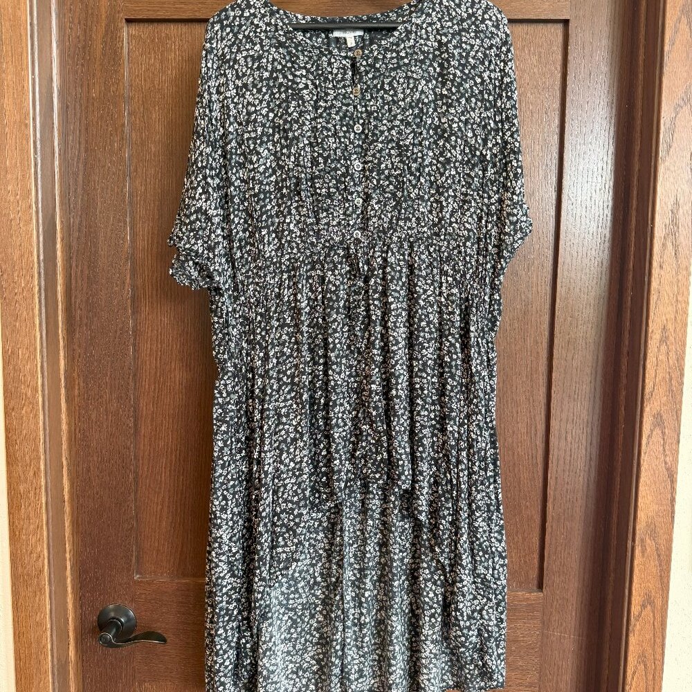 Maurices 2X High Low Black/Gray/Cream floral top